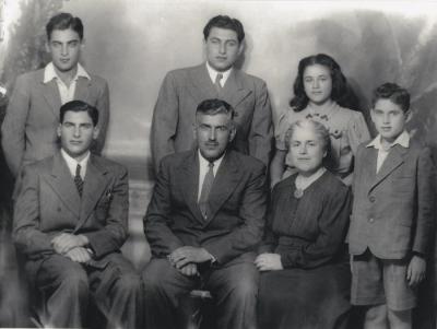 وداد قعوار مع أفراد عائلتها