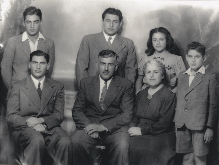 وداد قعوار مع أفراد عائلتها