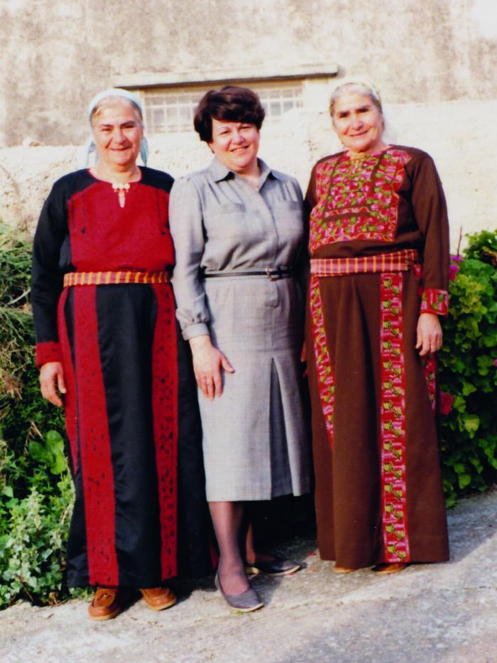 وداد قعوار تتوسط قريباتها، عابود