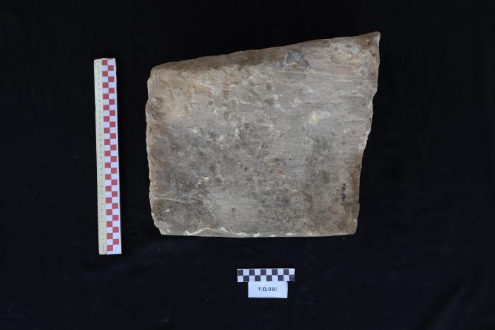 شاهد قبر من الحجر الرملي، القرارة، 2025