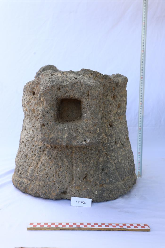 جزء من طاحونة من الحجر البازلتي، القرارة، 2025