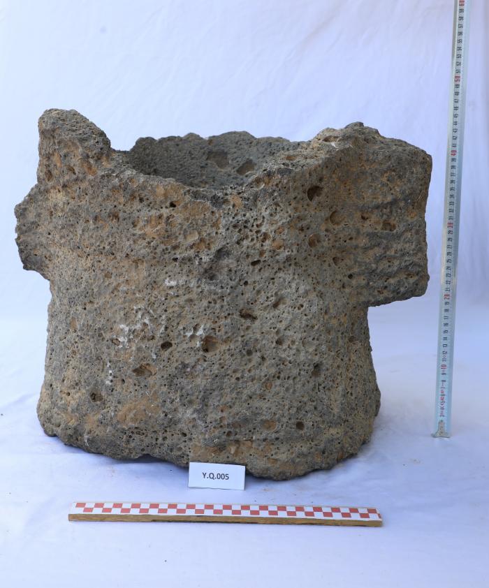 جزء من طاحونة من الحجر البازلتي، القرارة، 2025