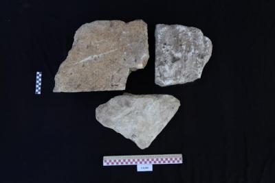 أجزاء من شاهد قبر من الحجر الرملي، القرارة، 2025