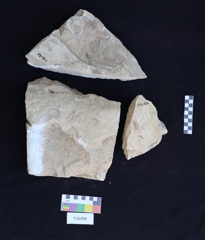 شاهد قبر من الحجر الرملي، القرارة، 2025