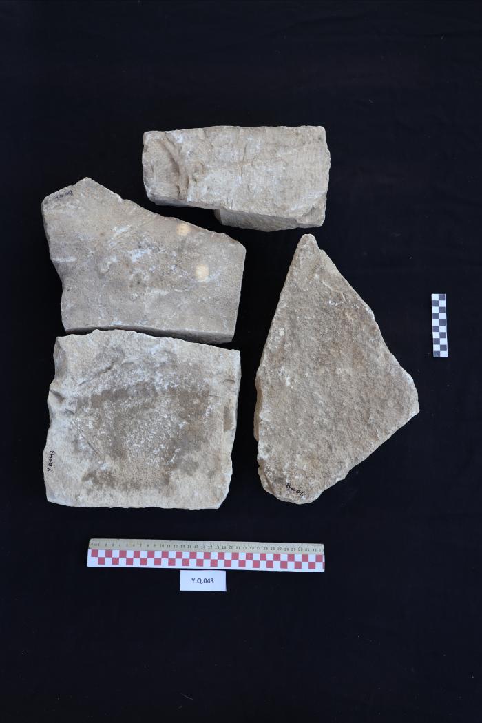 أجزاء من شاهد قبر من الحجر الرملي، القرارة، 2025