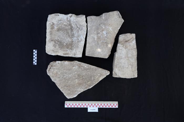 أجزاء من شاهد قبر من الحجر الرملي، القرارة، 2025