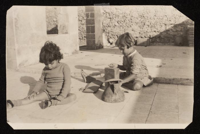 زياد وأحمد رامي الشوا يلعبان على سطح منزلهما، غزة، 8 حزيران 1937