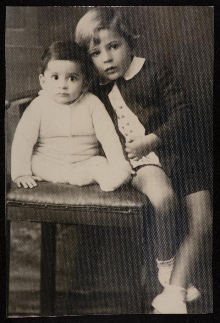 الأخوان أحمد رامي وزياد الشوا، يافا، 1935