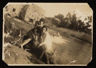 صورة لفتاتين، فلسطين، 1930- 1939