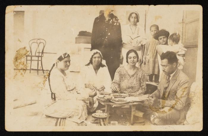 فريد الشوا برفقة شقيقاته، غزة، 1930