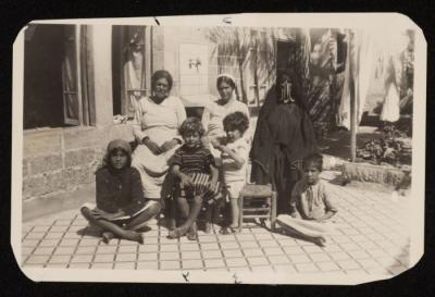 زياد وأحمد رامي الشوا برفقة عمتيهما أمينة وآمنة، غزة، 1937