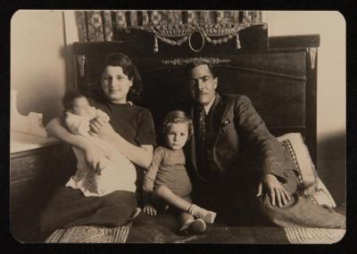 عطاف شرابي وفريد الشوا وطفليهما، يافا، 1935