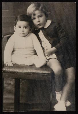 الأخوان أحمد رامي وزياد الشوا، يافا، 1935