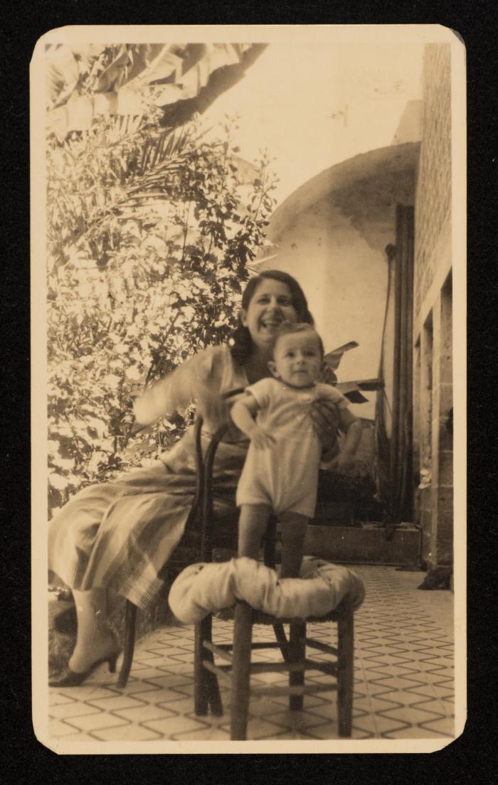Itaf Sharabi and her child Zeyad Al Shawwa, 1933