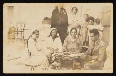 فريد الشوا برفقة شقيقاته، غزة، 1930