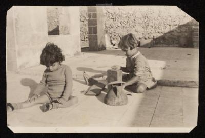 زياد وأحمد رامي الشوا يلعبان على سطح منزلهما، غزة، 8 حزيران 1937