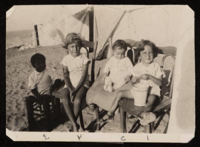 Children from Al Shawwa family on Blakhiyeh Port "Anthedon" , Gaza, 8 June 1937