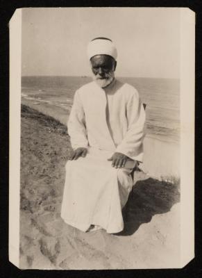 أحمد الشوا على شاطئ البحر، غزة، 1937