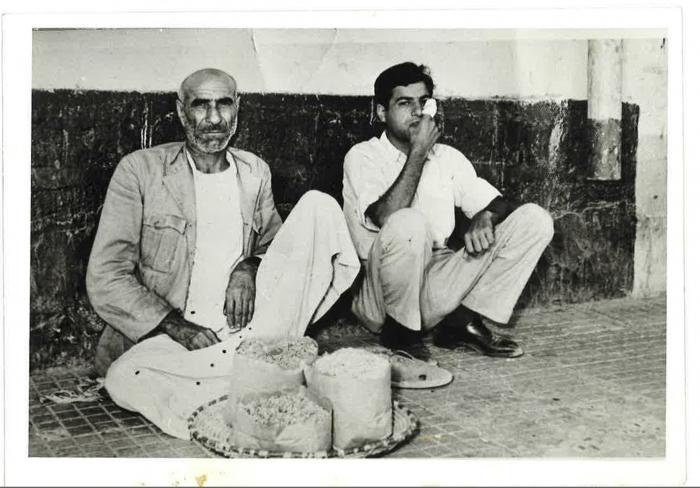 وائل زعيتر مع بائع مكسرات، بغداد، 1954