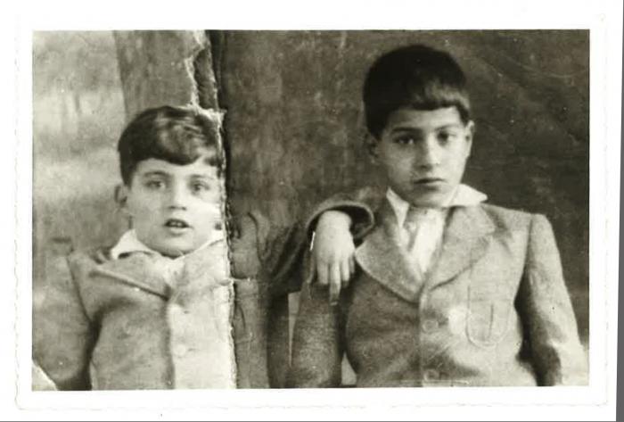 وائل زعيتر برفقة شقيقه وضاح، نابلس، 1944