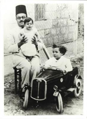 عادل زعيتر مع أبناءه وائل وعمر، نابلس، 1935