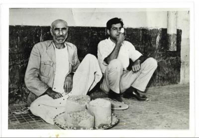 وائل زعيتر مع بائع مكسرات، بغداد، 1954