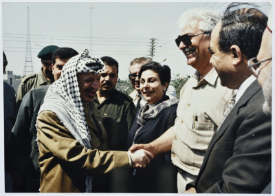 عبد الجواد صالح يصافح أبو عمار