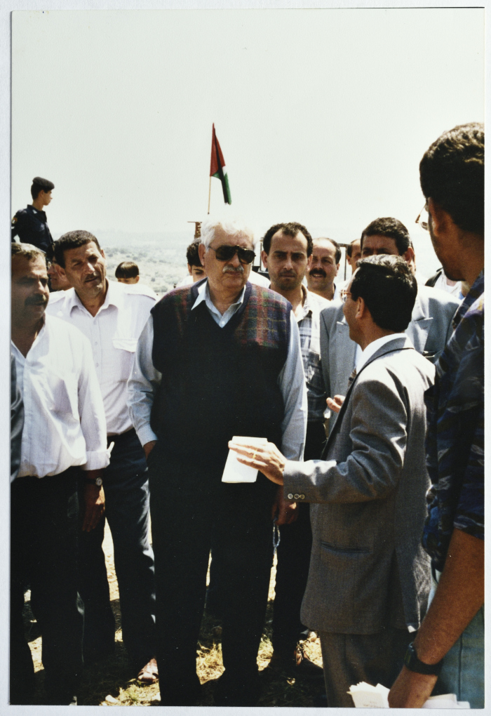 عبد الجواد صالح في زيارة ميدانية أثناء عمله وزيراً للزراعة