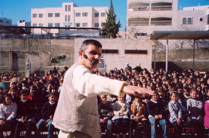 عرض مسرحي للأطفال لمسرح وسينماتك القصبة في عين سارة في الخليل 