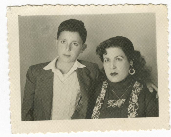 نانا الشريف وابنها سالم سويطي، الخليل، 1960- 1969
