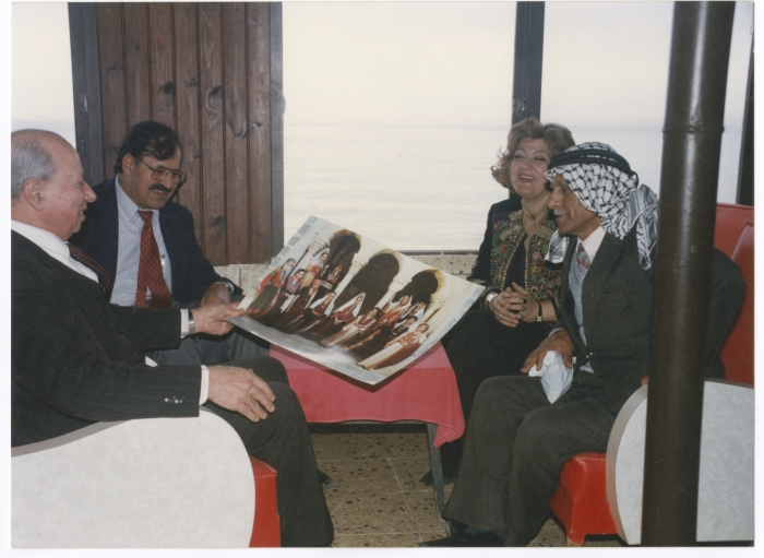 مها السقا مع مجموعة باحثين في مؤتمر البرلمان الصوري في جامعة غزة