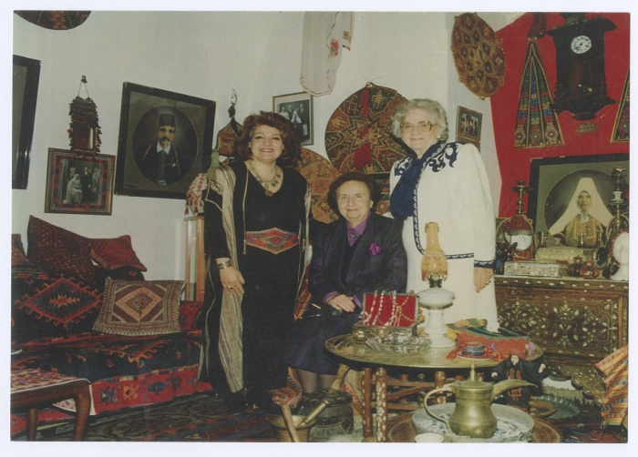 نساء في منزل مها السقا