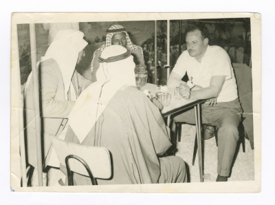 ياسر عمرو برفقة الحاج طالب وأولاده، الخليل، 1960- 1965
