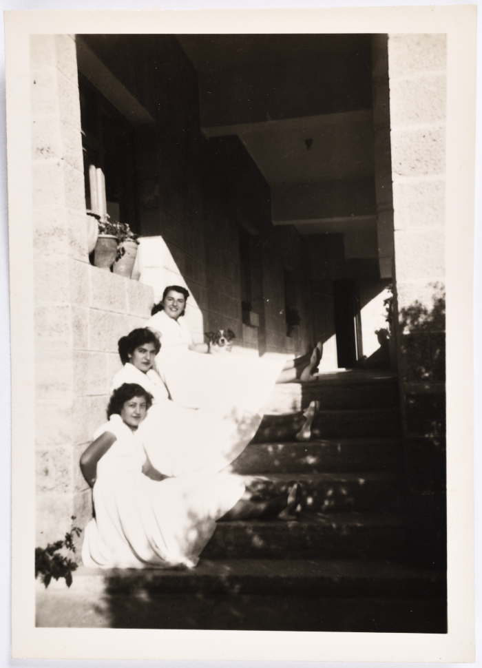 ليلى ترزي وصديقاتها في بيت دوريس حنانيا، 1953