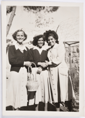 ليلى ترزي برفقة زميلاتها في كلية شميدت للبنات-القدس، 1954