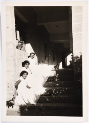 ليلى ترزي وصديقاتها في بيت دوريس حنانيا، 1953