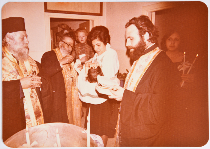 ليلى ترزي خلال عِمَاد أحد أفراد عائلتها، القدس، 1976