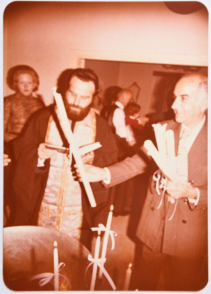 ليلى ترزي خلال عِمَاد أحد أفراد عائلتها، القدس، 1976