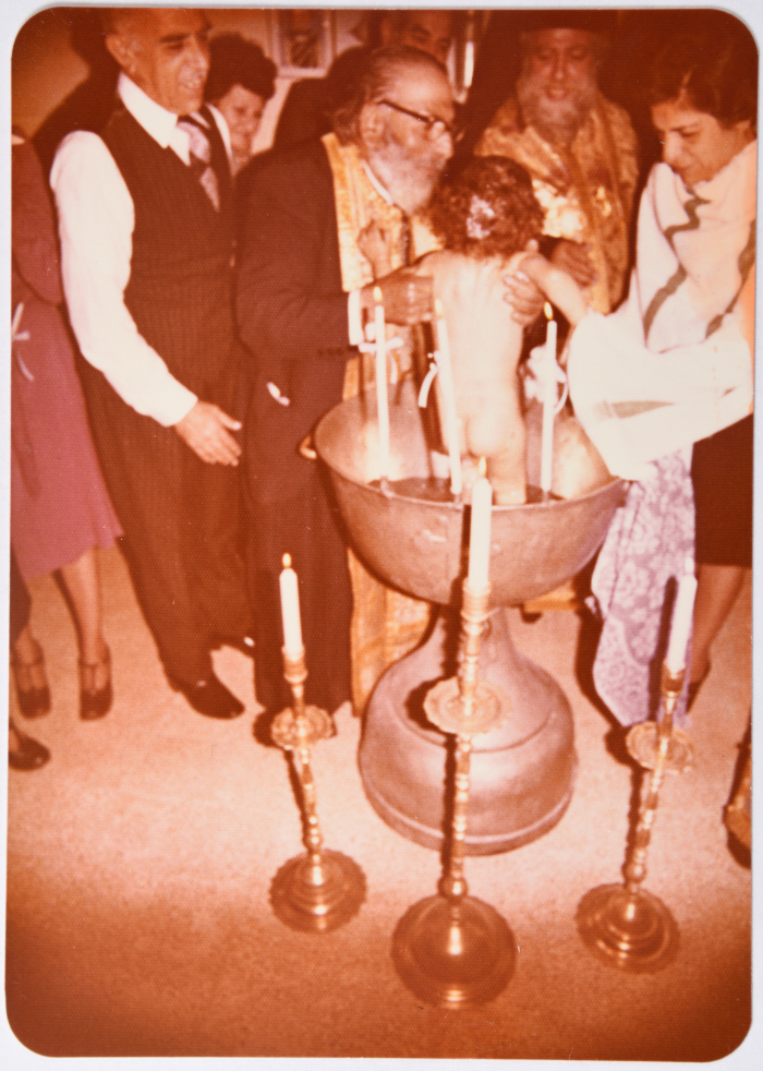 ليلى ترزي خلال عِمَاد أحد أفراد عائلتها، القدس، 1976