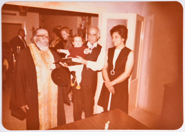 ليلى ترزي خلال عِمَاد أحد أفراد عائلتها، القدس، 1976