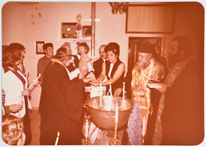 ليلى ترزي خلال عِمَاد أحد أفراد عائلتها، القدس، 1976