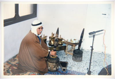 مسن يقوم باستخدام آداة تقليدية لطحن القهوة والحبوب تسمى (هاون)