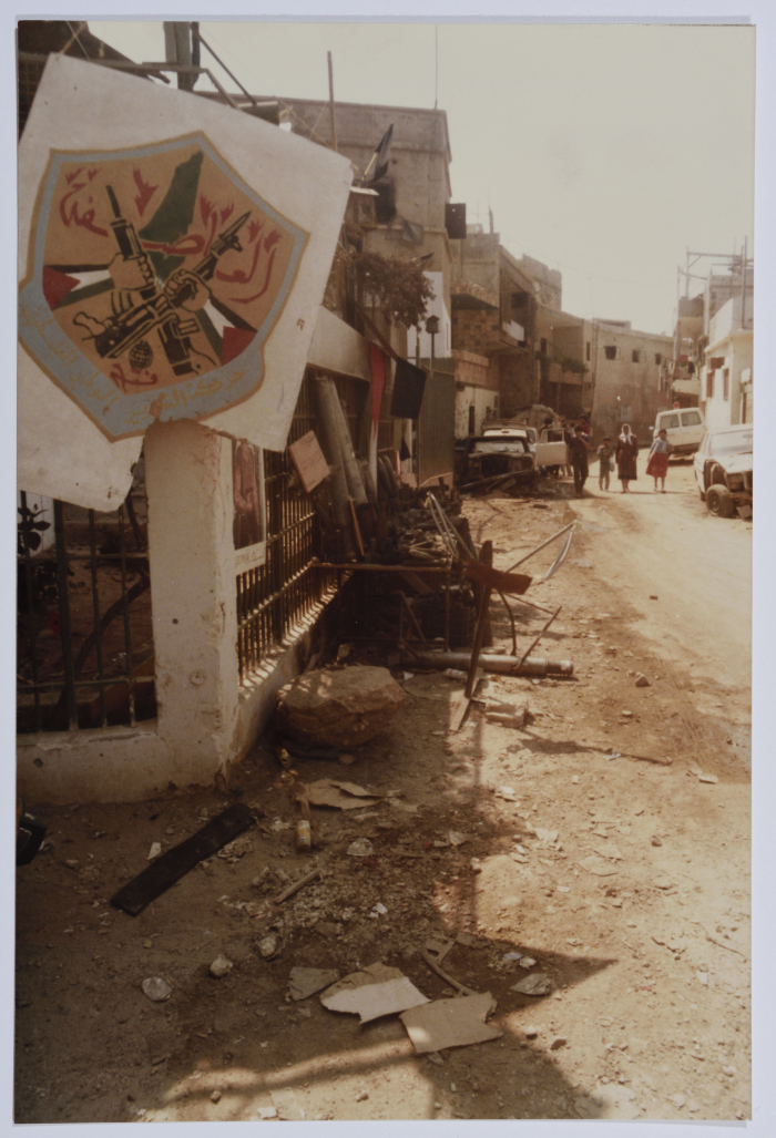 شارع مدمر في مخيم للاجئين الفلسطينيين، بيروت، 1985