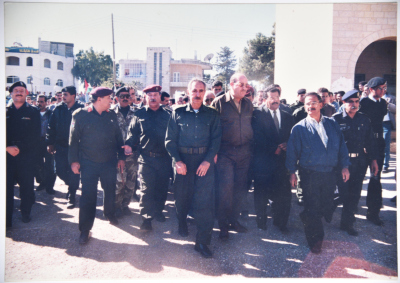 "صورة لعناصر من من الاجهزة الامنية الفلسطينية خلال المشاركة في مهرجان في الخليل"، 1990 - 1999 