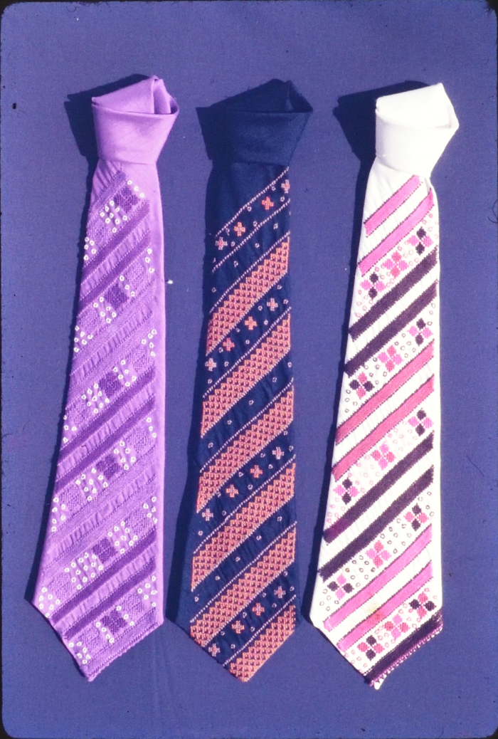 مطرزات فلسطينية تراثية من انتاج انعاش المخيم