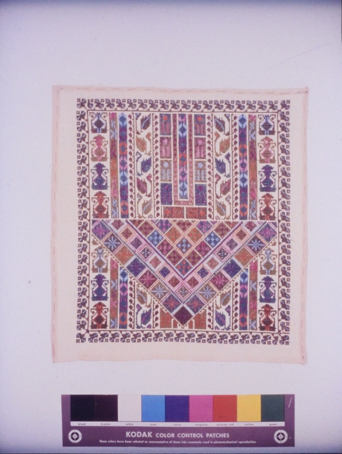 مطرزات فلسطينية تراثية من انتاج انعاش المخيم