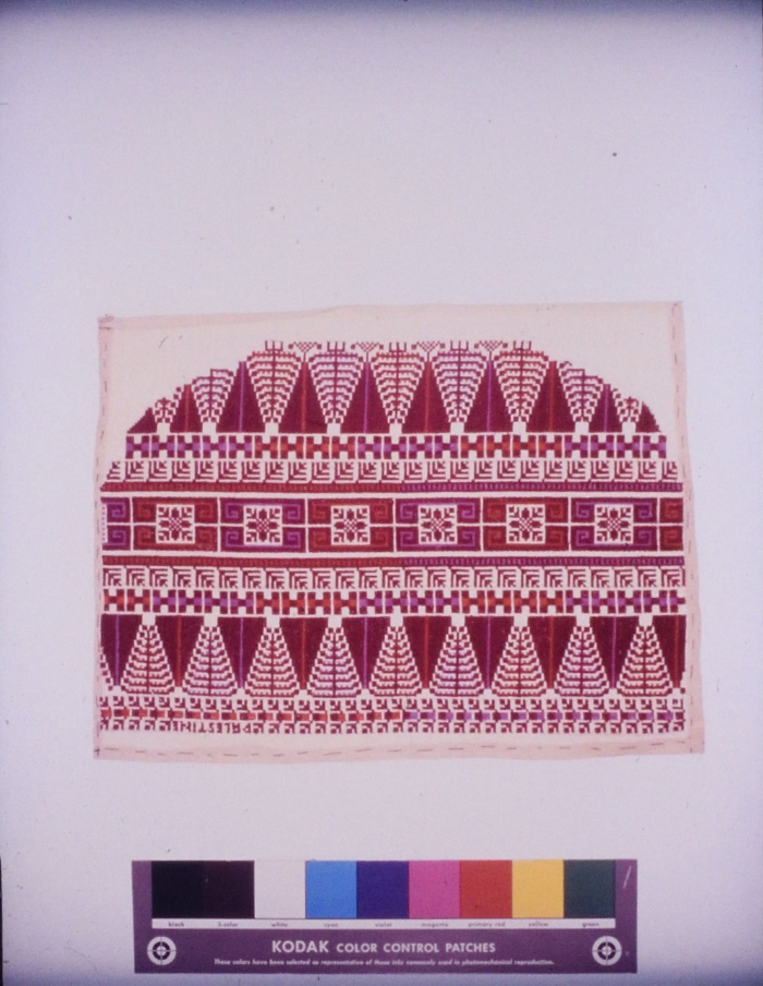 مطرزات فلسطينية تراثية من انتاج انعاش المخيم