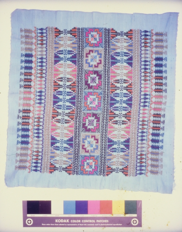 مطرزات فلسطينية تراثية من انتاج انعاش المخيم