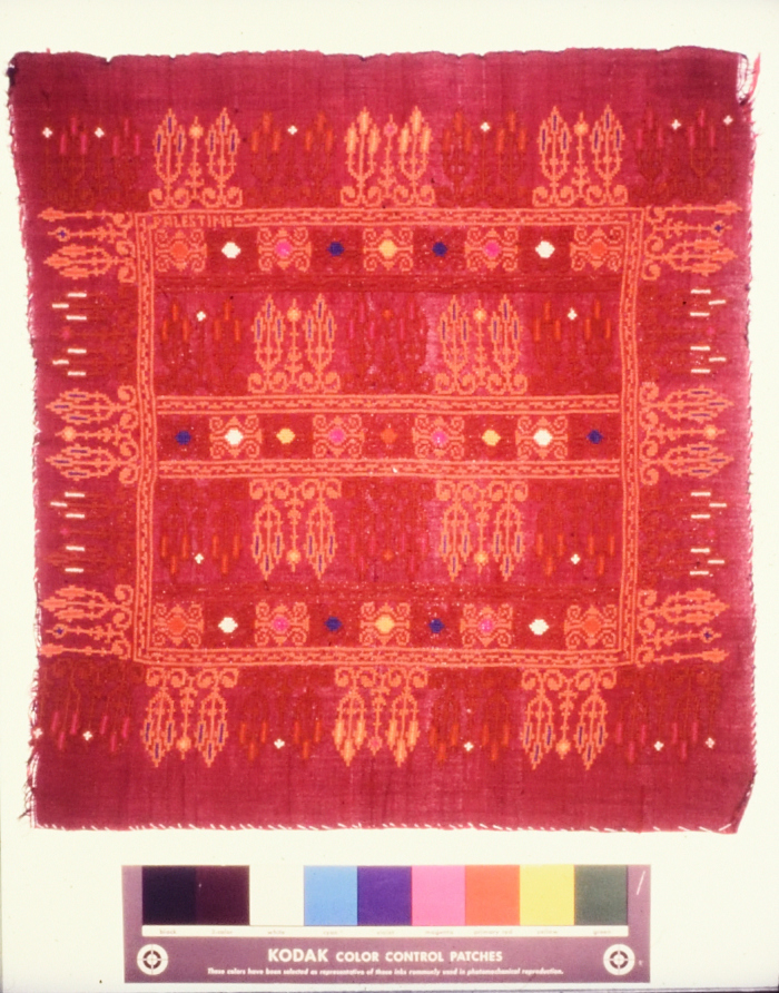 مطرزات فلسطينية تراثية من انتاج انعاش المخيم