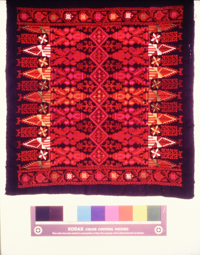 مطرزات فلسطينية تراثية من انتاج انعاش المخيم